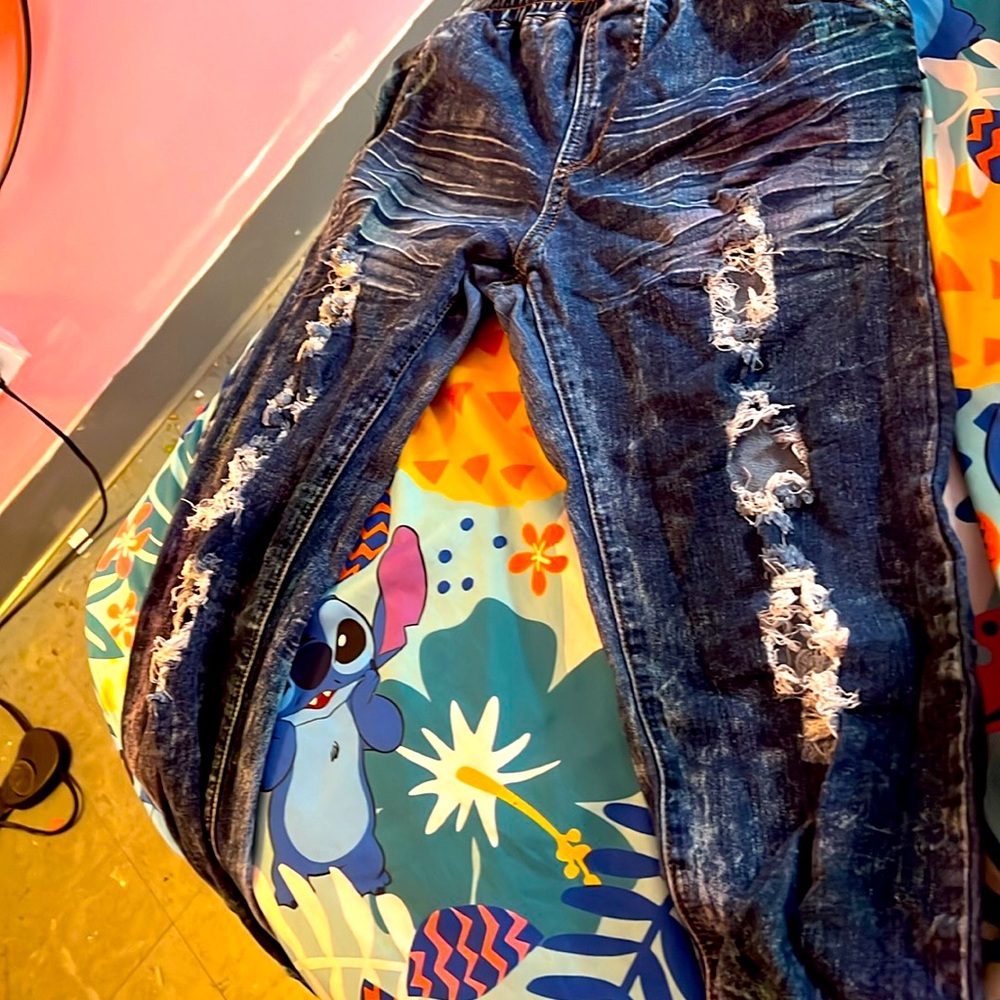 They are ripped jeans, never has been used